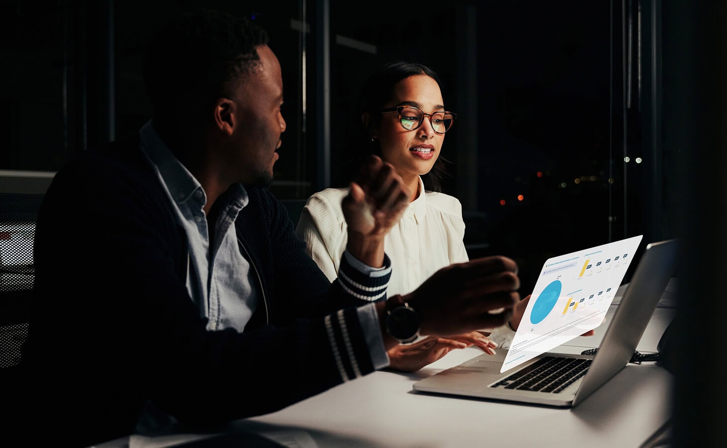 Email-Personalization-Software_marketers-looking-at-report-dashboard